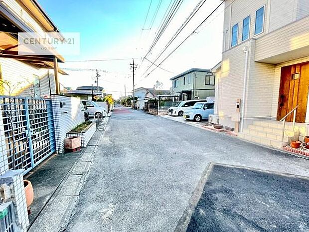 前面道路6ｍ！陽当り良好な立地です。車庫入れが苦手な方も安心ですね。