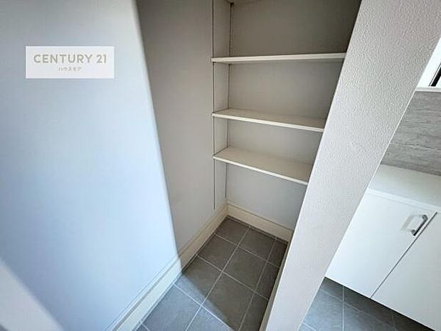 シューズインクローク付き！玄関収納が充実しています！靴だけでなくベビーカーや折り畳み自転車の収納にも！玄関周りがスッキリと片付きますね！