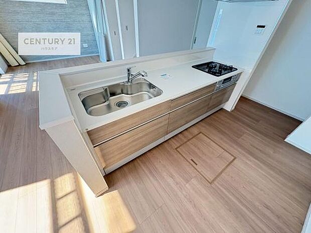 大人気の対面式システムキッチンを採用しています！ご家族のコミュニケーションが自然と増える設計です。お子様にも目が届くので嬉しいですね。広々使えて快適に作業が進みます。