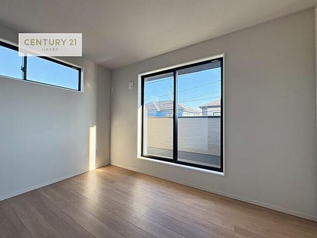 バルコニーに面している洋室です。明るく温もりがあり、換気もしっかりできます！朝起きて、外に出て背伸びをしつつ深呼吸をし良い朝を迎え入れることが出来そうですね！