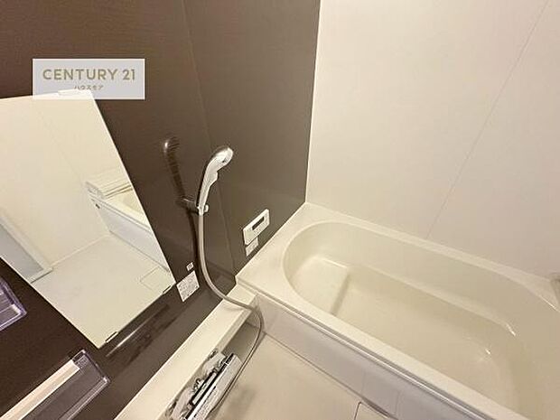 落ち着きある大人の雰囲気のバスルームは、シックなデザインでバスタイムが充実！お仕事頑張っているご褒美にお好みの匂いの入浴剤を入れて、楽しんでみてはいかがでしょうか？