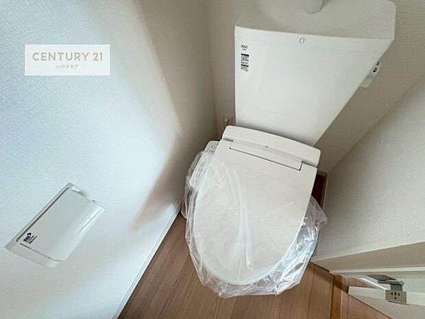 温水洗浄便座につき、冬場は便座が暖かくできるので冷たい便座に座らずに済む嬉しい仕様です！シンプルなカラーを基調としているので、お手入れがしやすいです。