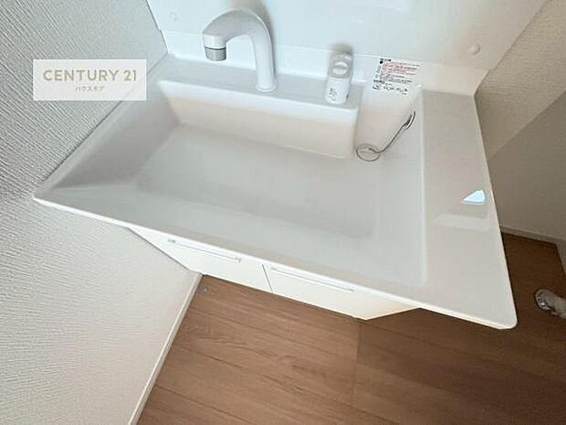 深い洗面台ボウルは、水が跳ねにくいのでお手入れが楽々！清潔感が保てます！キレイな洗面所で自分磨きのモチベーションが上がりますね！