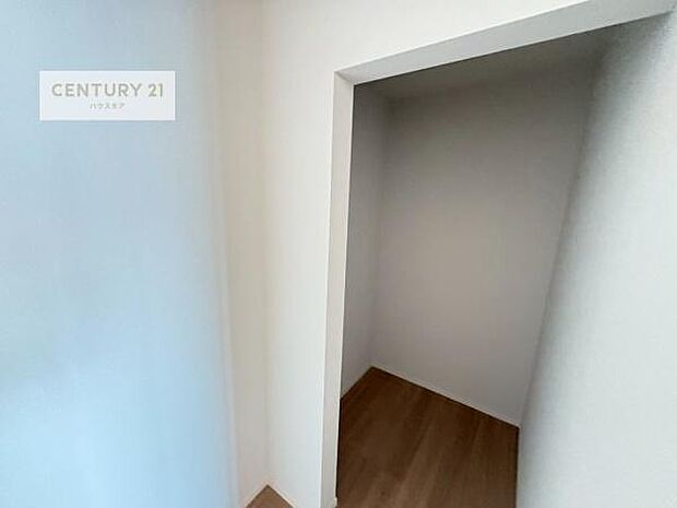 ウォークインクローゼット付きです。たくさんのお洋服などを収納しておけそうですね！他にも扇風機や加湿器など季節物の大きな家電も収納できます。