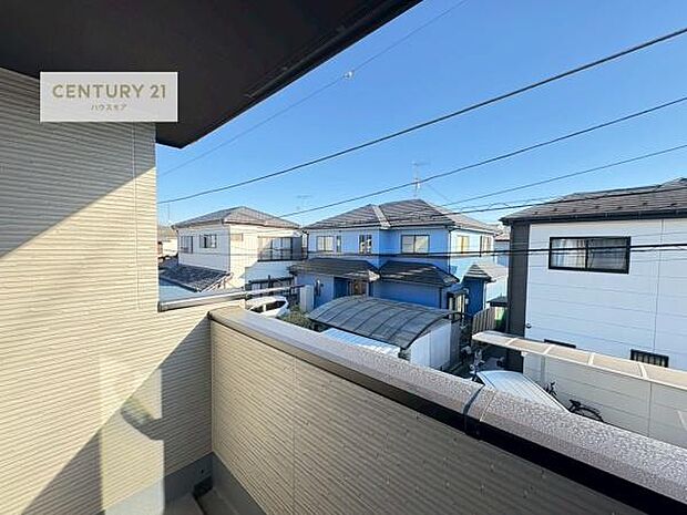 広々としたバルコニーで一日の始まりをスタート！お洗濯ものをたっぷり気持ちよく干せます！