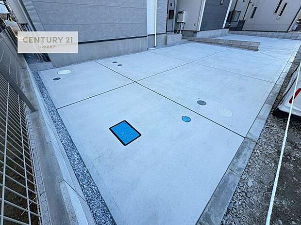 駐車スペースは2台分あります！セカンドカーはもちろん、バイクや自転車なども置き場所に困りません。