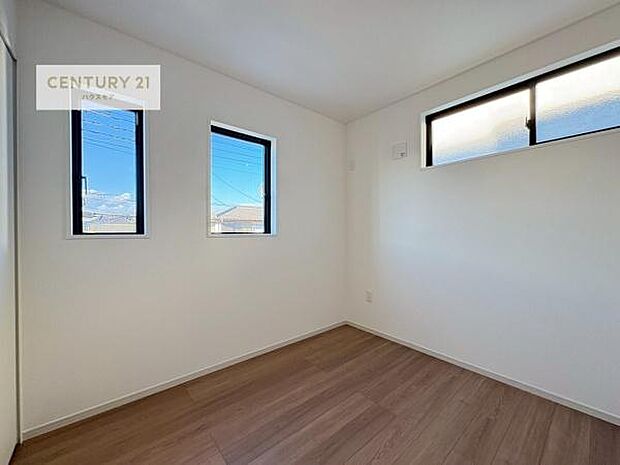 洋室は子供部屋や寝室、色々と用途多彩に利用できますね。収納力もたっぷりなので、広々気持ちよく過ごすことができます。