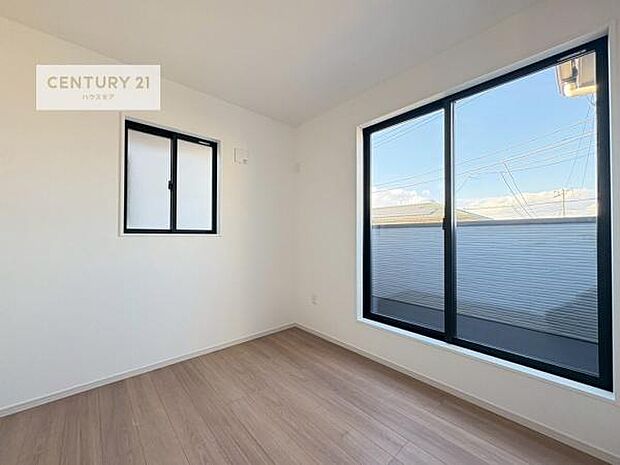 明るい室内は、風通しも良く、明るく大変居心地の良い空間となっております。リラックスして過ごせる心地の良いお部屋です！朝の目覚めがスッキリしますね！