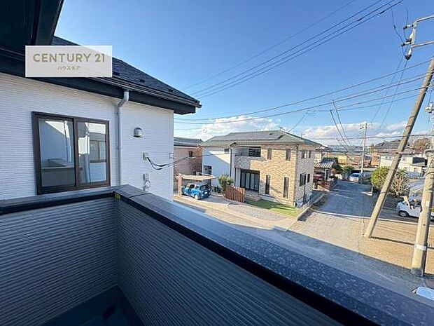 落ち着きある住宅街です！周囲には高い建物がなく、空が広く開放感があり、陽当たりを大きく遮られることもありません！気持ちの良い風が通り抜ける街並みです！