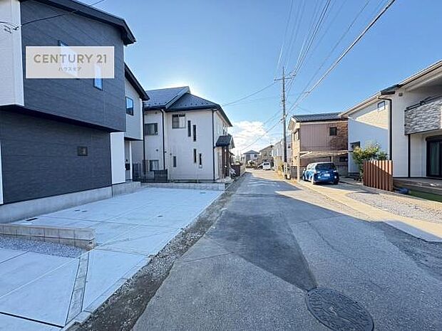 前面道路は4.8ｍ×4ｍ！陽当り良好な立地です。車庫入れが苦手な方も安心ですね。