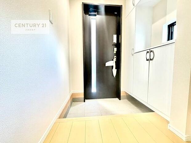 シューズボックス付きなので、玄関が片付きお掃除がしやすいです！スッキリした玄関で戸を開けた瞬間、清潔感のある心地いい空間が出迎えてくれます。