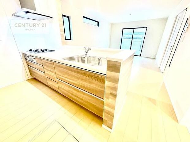 大人気の対面式システムキッチンを採用しています！ご家族のコミュニケーションが自然と増える設計です。お子様にも目が届くので嬉しいですね。広々使えて快適に作業が進みます。