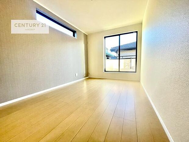 バルコニーに面している洋室です。明るく温もりがあり、換気もしっかりできます!朝起きて、外に出て背伸びをしつつ深呼吸をし良い朝を迎え入れることができます。