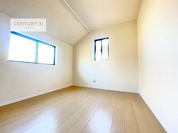 掃き出し窓がないお部屋は、お子様のお部屋としても安心です！収納スペースも充実しているので散らかったお部屋をサッと片付けられます！