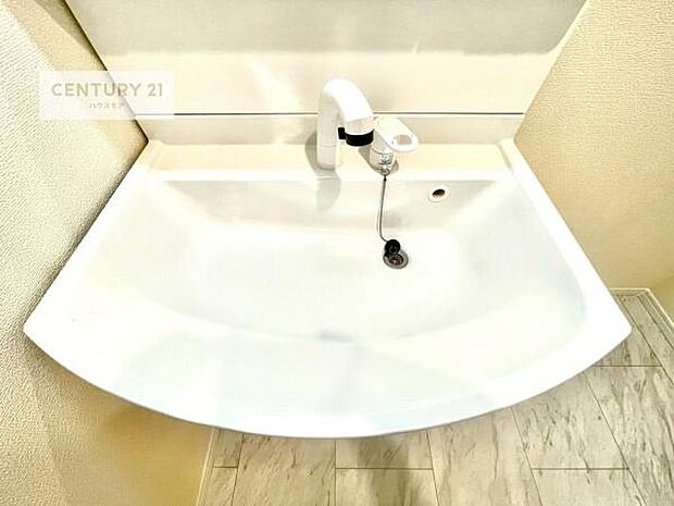 深い洗面台ボウルは、水が跳ねにくいのでお手入れが楽々！清潔感が保てます！キレイな洗面所で自分磨きのモチベーションが上がりますね！