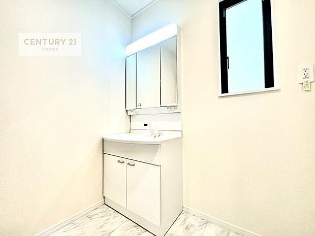 三面鏡仕様の洗面所は、身だしなみがしやすい造り！裏は収納になっています。ドライヤーやお化粧道具を片付けられるので洗面台周りをスッキリと見せることが出来ます！