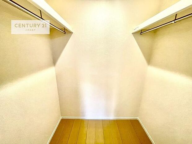 ウォークインクローゼット付きです。たくさんのお洋服などを収納しておけそうですね！他にも扇風機や加湿器など季節物の大きな家電も収納できます。