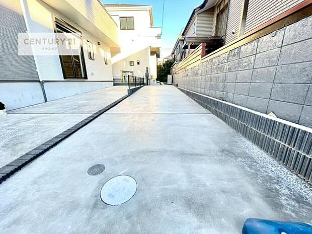 駐車スペースは2台分あります！セカンドカーはもちろん、バイクや自転車なども置き場所に困りません。