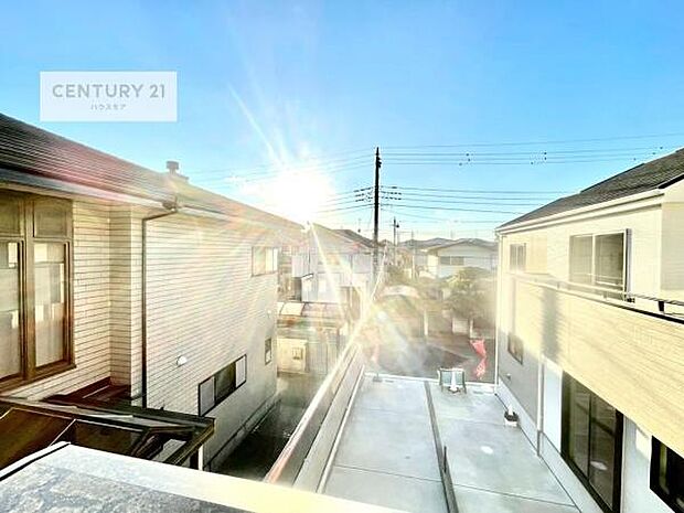 落ち着きある住宅街です！周囲には高い建物がなく、空が広く開放感があり、陽当たりを大きく遮られることもありません！気持ちの良い風が通り抜ける街並みです！