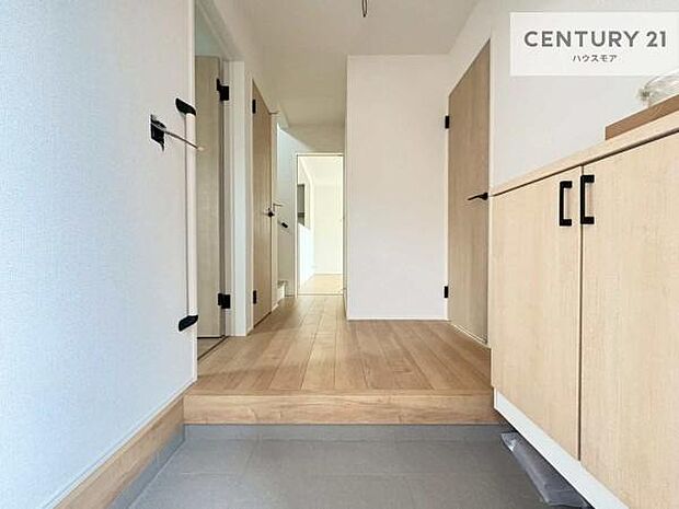 疲れて帰ってきても、ただいま!を言いたくなる、優しく迎え入れてくれる空間になっています。明るく温もり溢れる玄関です!