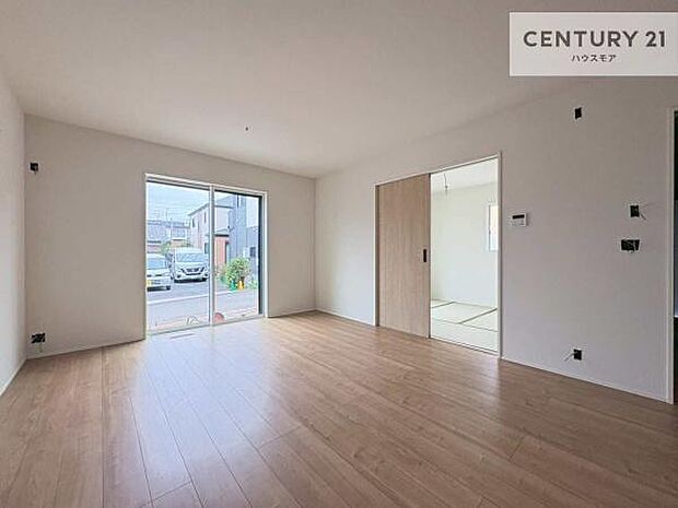 優しい陽だまりがリビングを包んでくれて居心地の良い空間を演出してくれます!自然と家族が集い会話が増える心地よい空間!