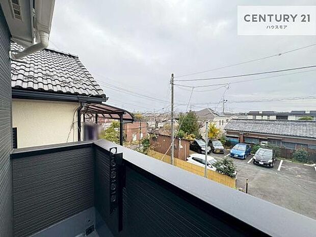 広々としているバルコニーです!お洗濯物を干すのはもちろん風に当たりながらくつろぎタイムが送れます!