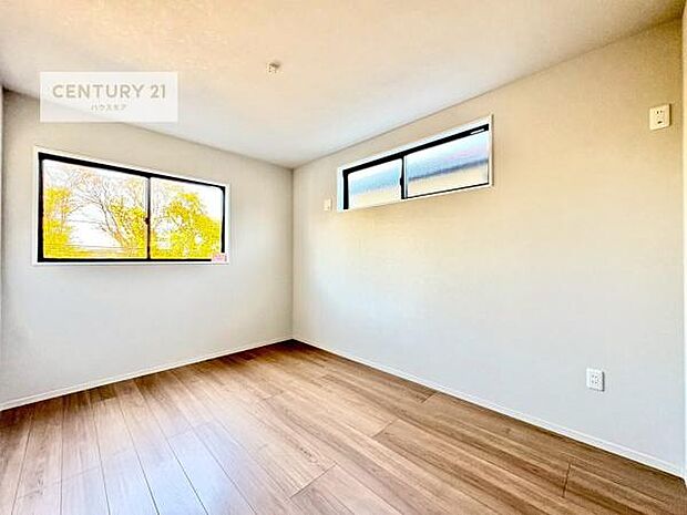 優しい光が差し込む洋室は、朝の目覚めも気持ちが良さそうですね。おうち時間もゆったりと過ごすことができます。優しい色合いのフローリングがどんな家具にもマッチします!