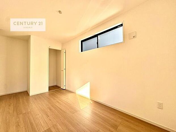 掃き出し窓がないお部屋は、お子様のお部屋としても安心です!収納スペースも充実しているので散らかったお部屋をサッと片付けられます!