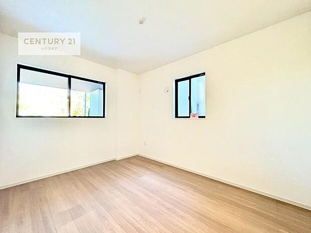 2面採光を確保した明るい室内は、風通しも良く、明るく大変居心地の良い空間となっております。リラックスして過ごせる心地の良いお部屋です!朝の目覚めがスッキリしますね!