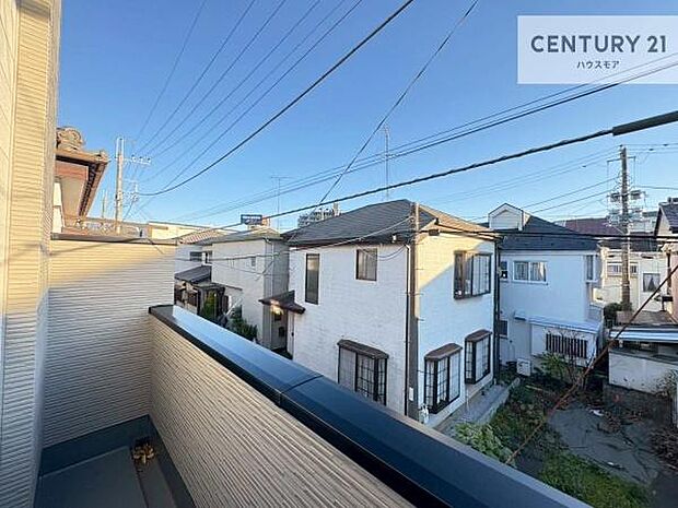 落ち着きある住宅街です!周囲には高い建物がなく、空が広く開放感があり、陽当たりを大きく遮られることもありません!気持ちの良い風が通り抜ける街並みです!