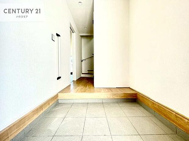 疲れて帰ってきても、ただいま!を言いたくなる、優しく迎え入れてくれる空間になっています。明るく温もり溢れる玄関です!