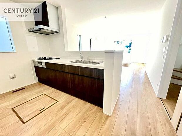 大人気の対面式システムキッチンを採用しています!ご家族のコミュニケーションが自然と増える設計です。お子様にも目が届くので嬉しいですね。広々使えて快適に作業が進みます。