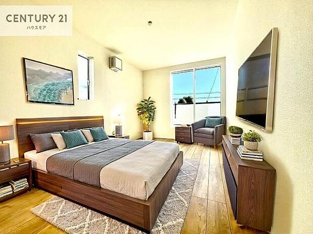 家具はCGパースです。バルコニーに面している洋室です。明るく温もりがあり、換気もしっかりできます!朝起きて、外に出て背伸びをしつつ深呼吸をし良い朝を迎え入れることができます。