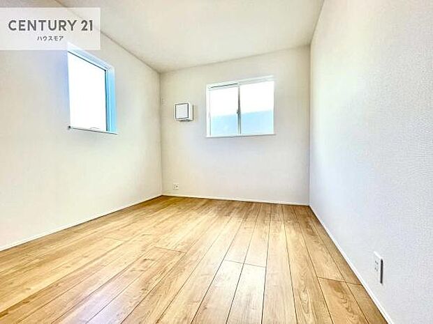 2面採光で明るく開放的。掃き出し窓がないため外部の視線が入りにくく、落ち着いた空間になっており、学習や遊びにも集中できる子ども部屋としてぴったりです。