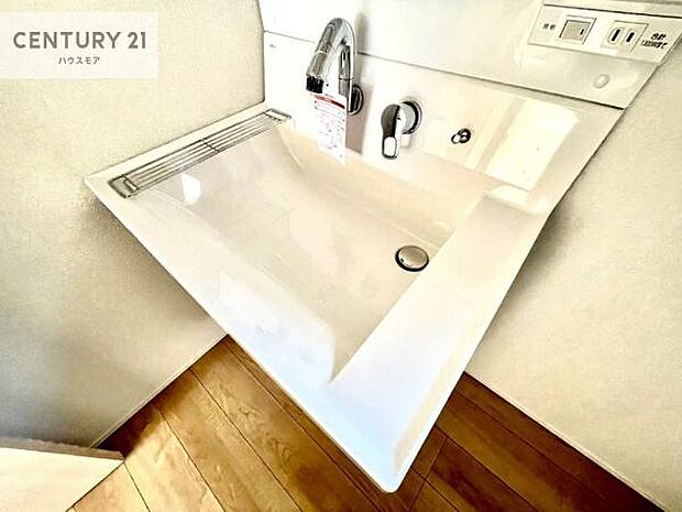 深い洗面台ボウルは、水が跳ねにくいのでお手入れが楽々!清潔感が保てます!キレイな洗面所で自分磨きのモチベーションが上がりますね!