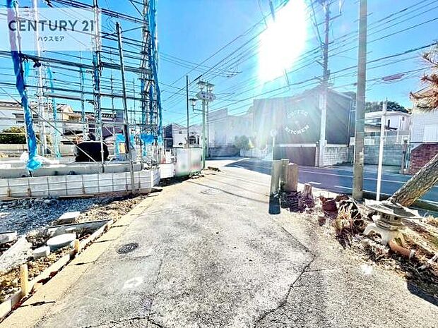 前面道路4m!陽当り良好な立地です。車庫入れが苦手な方も安心ですね。