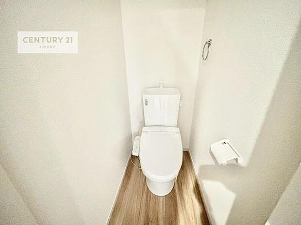 1・2階にトイレがございます!朝の忙しい時間帯も待たずにすみそうですね。白を基調とした清潔感のあるトイレでお手入れがしやすいです!