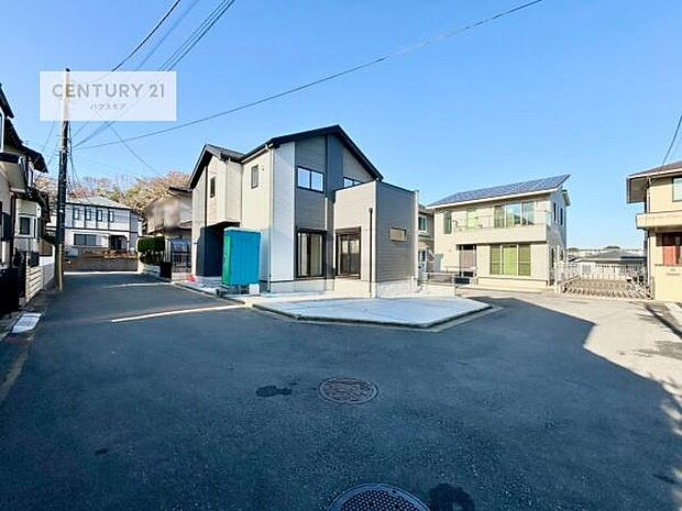 前面道路は5m×5m!陽当り良好な立地です。車庫入れが苦手な方も安心ですね。