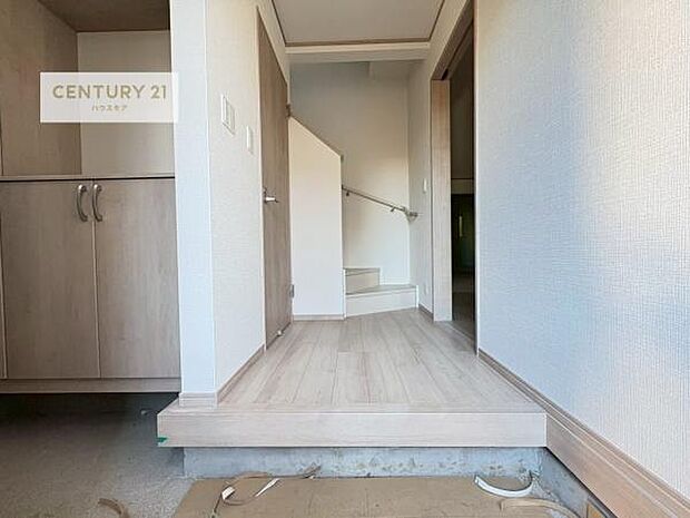 シューズボックス付きなので、玄関が片付きお掃除がしやすいです！スッキリした玄関で戸を開けた瞬間、清潔感のある心地いい空間が出迎えてくれます。