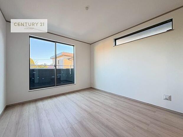 バルコニーに面している洋室です。明るく温もりがあり、換気もしっかりできます！朝起きて、外に出て背伸びをしつつ深呼吸をし良い朝を迎え入れることが出来そうですね！