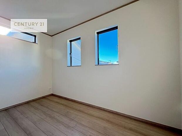 掃き出し窓がないお部屋は、お子様のお部屋としても安心です！収納スペースも充実しているので散らかったお部屋をサッと片付けられます！