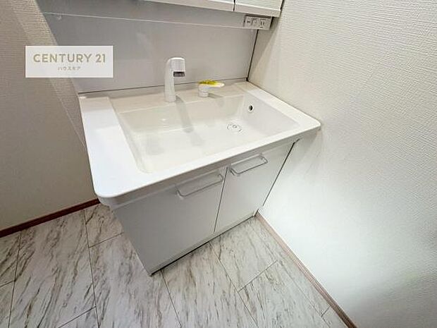 深い洗面台ボウルは、水が跳ねにくいのでお手入れが楽々！清潔感が保てます！キレイな洗面所で自分磨きのモチベーションが上がりますね！