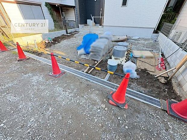 駐車スペースは2台分あります！セカンドカーはもちろん、バイクや自転車なども置き場所に困りません。