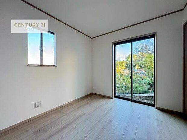 2面採光を確保した明るい室内は、風通しも良く、明るく大変居心地の良い空間となっております。リラックスして過ごせる心地の良いお部屋です！朝の目覚めがスッキリしますね！