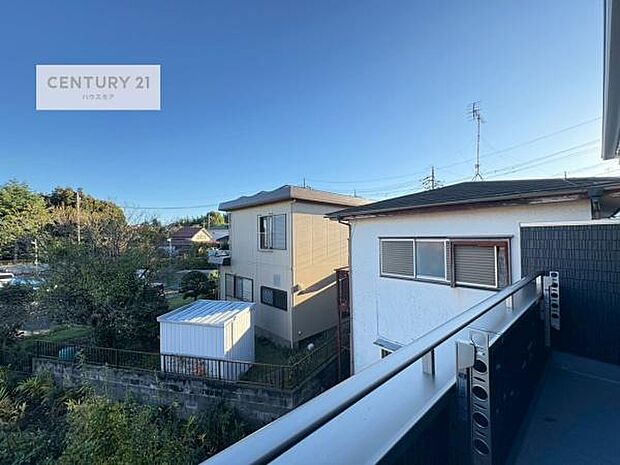 晴れた日には青い空を見渡せる開放的な時間を楽しめます。気持ちの良い風が通り抜ける街並みです！