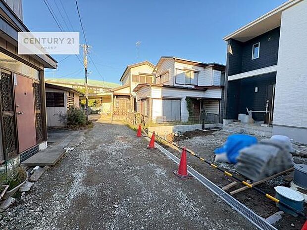 前面道路は4ｍ！陽当り良好な立地です。車庫入れが苦手な方も安心ですね。