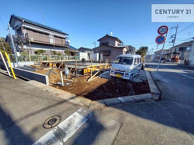 駐車スペースは2台分あります!セカンドカーはもちろん、バイクや自転車なども置き場所に困りません。