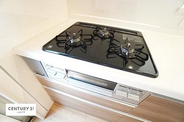 コンロは三口あるのでお料理の同時進行ができます。もちろんグリル付きです。調理スペースも広々している為作業がしやすい!使い勝手が良いシステムキッチンです!(同仕様)