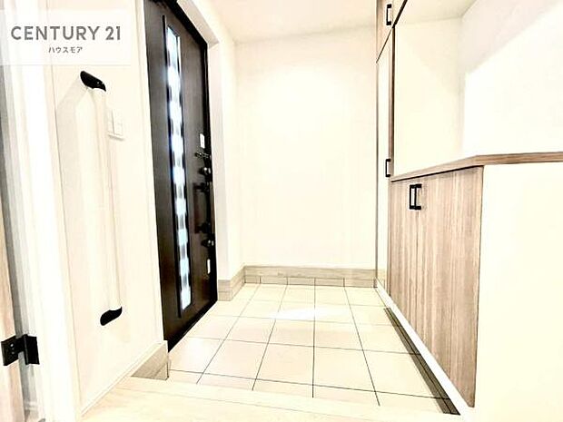 シューズボックス付きなので、玄関が片付きお掃除がしやすいです！スッキリした玄関で戸を開けた瞬間、清潔感のある心地いい空間が出迎えてくれます。