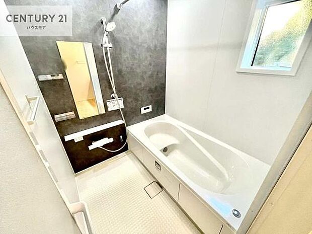 落ち着きある大人の雰囲気のバスルームは、シックなデザインでバスタイムが充実！お仕事頑張っているご褒美にお好みの匂いの入浴剤を入れて、楽しんでみてはいかがでしょうか？